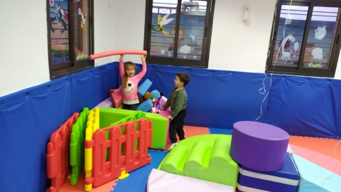 משחקיית בית לנדאו ילדים משחקים (3).jpg