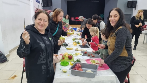 מתנדבות רוטרי בהפנינג טו בשבט.jpg